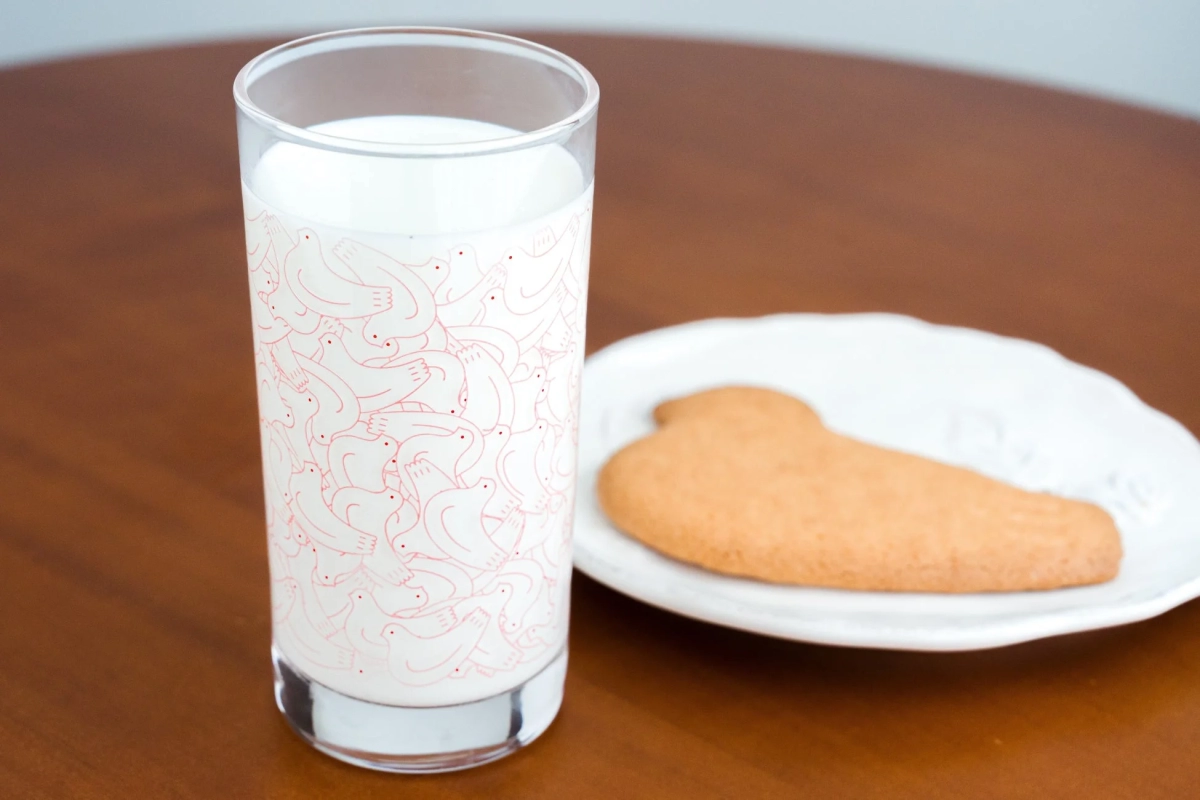 Fushigi Glass with milk and cookies