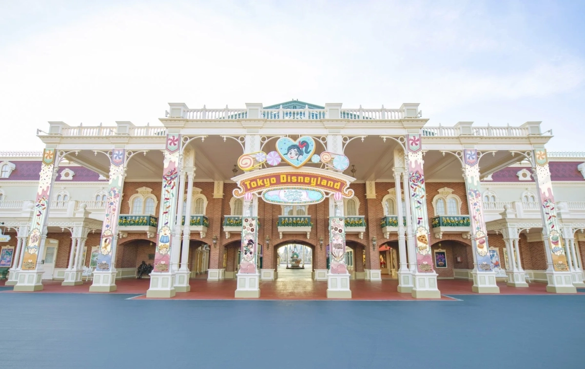 Tokyo Disneyland entrance decorated with Vanellope's Sweet Pop World theme
