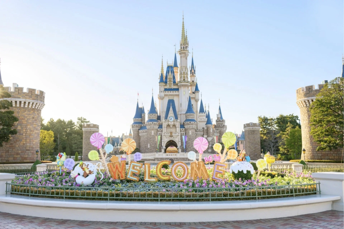 Cinderella Castle plaza with flowerbed and lollipop decorations