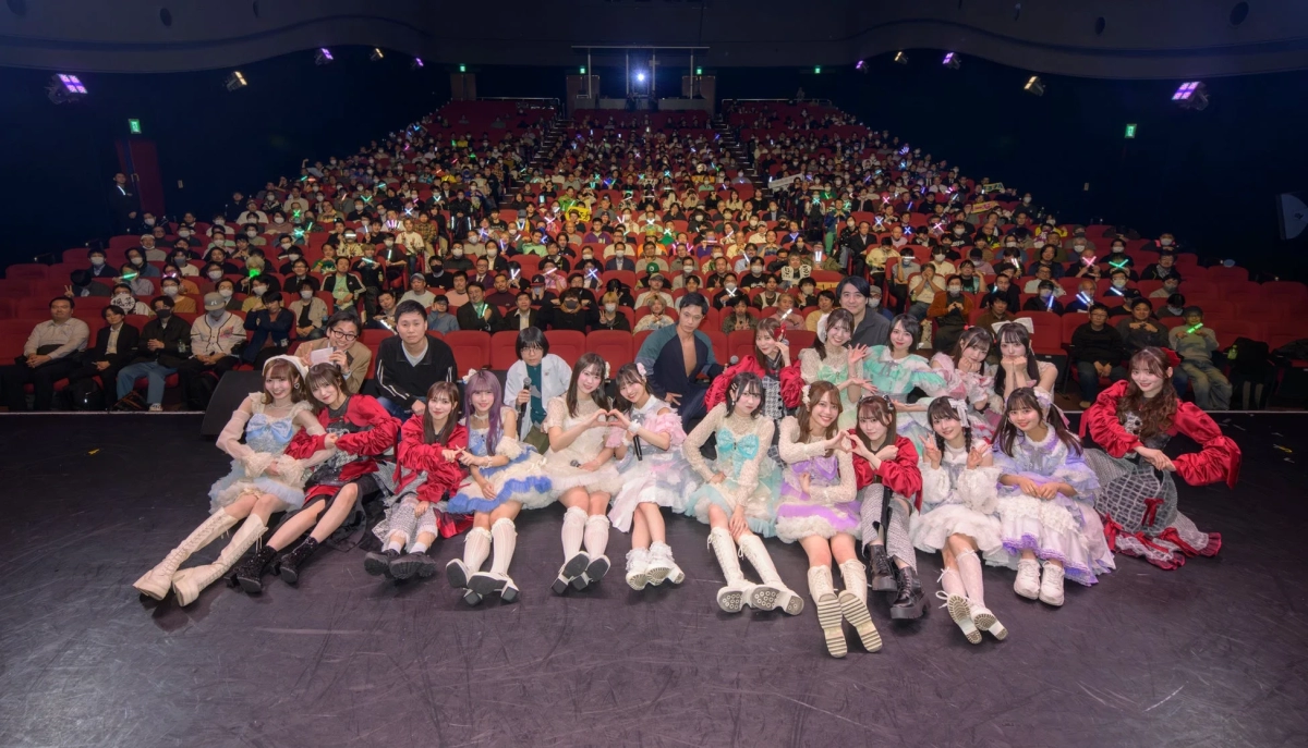 Idols on stage with audience