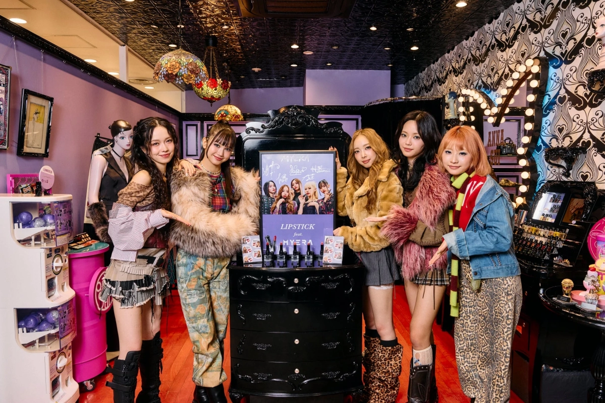 MYERA with ANNA SUI lipstick display