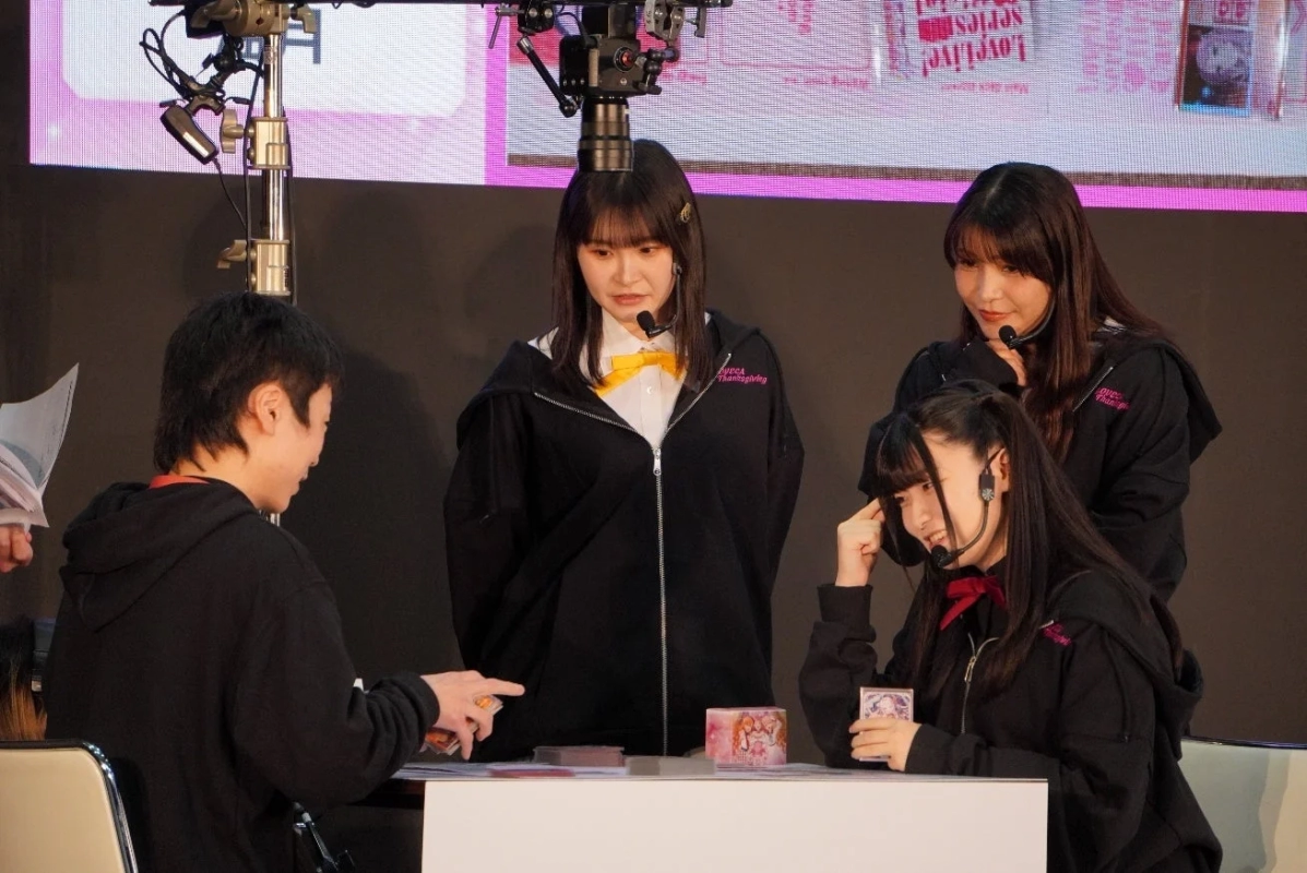 Exhibition match between the champion and Akina Houmoto