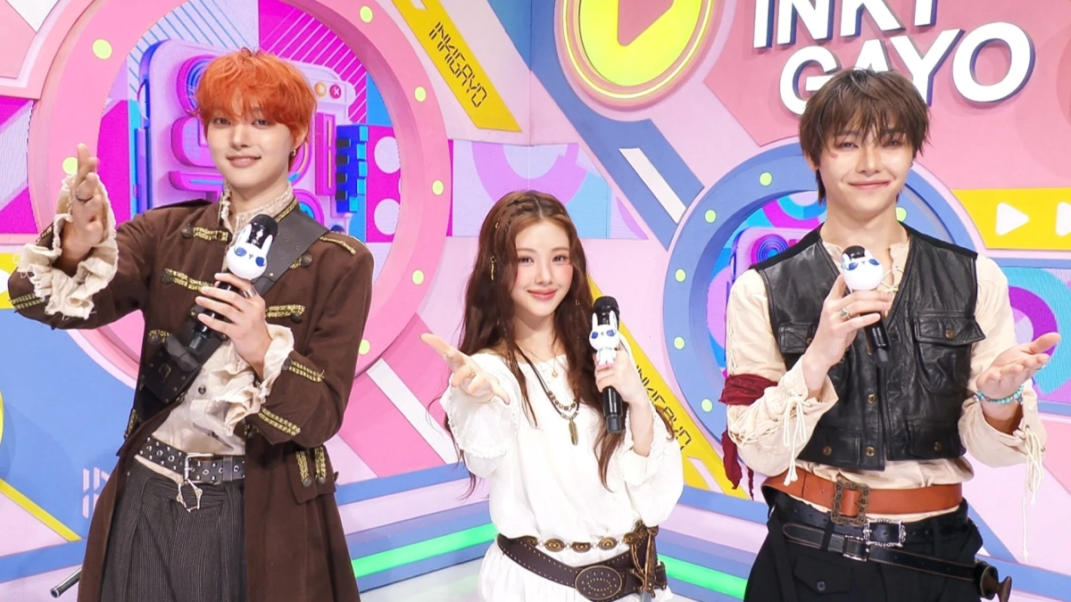 NICHOLAS and other MCs on the Inkigayo stage