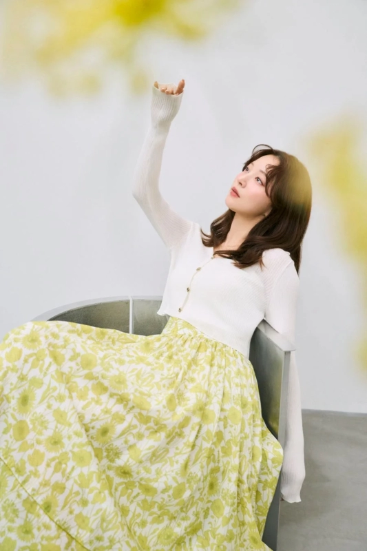 LOOK2 Model in Skirt