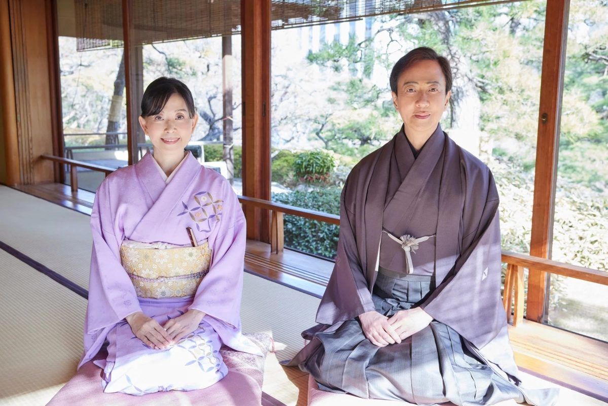 Bando Tamasaburo and Elvie President in traditional Japanese setting