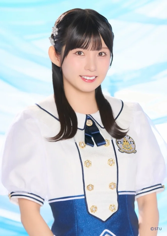 Portrait of STU48 member in sailor-style uniform
