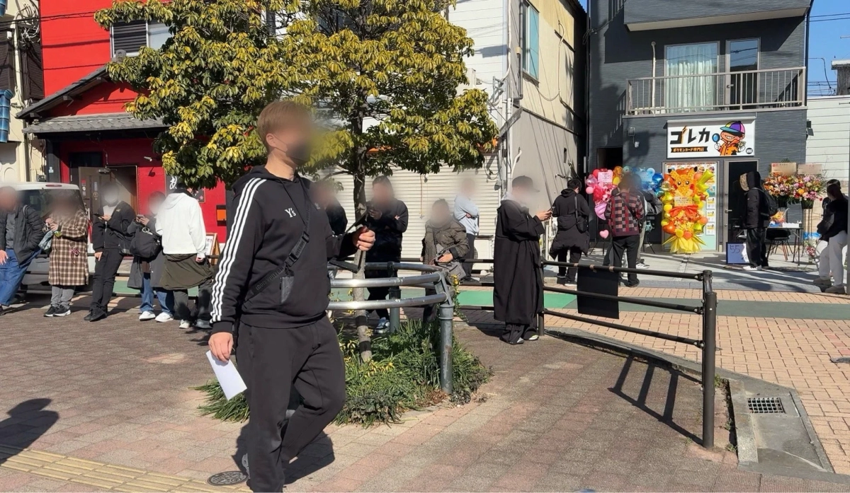 Gorica's storefront with crowds