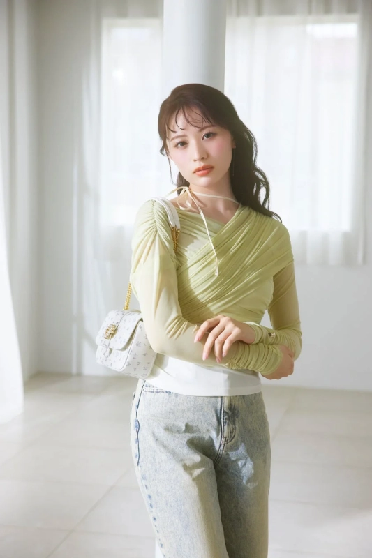 Kotomi Tachibana showcasing a floral shoulder bag