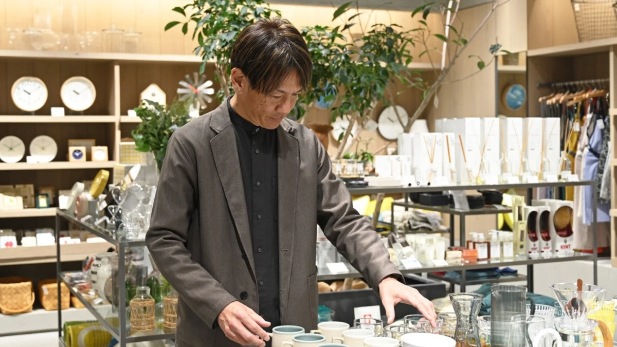 Man Shopping in deux C Store