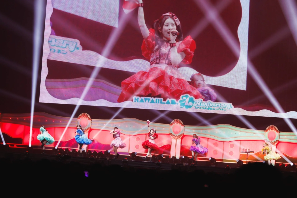 FRUITS ZIPPER performing live on stage