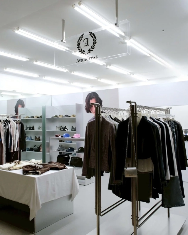 AVANDRESS Store Interior