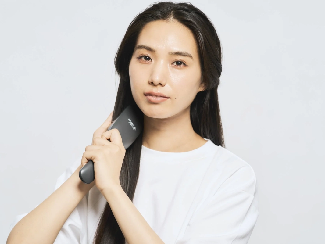 Finishing brush on hair