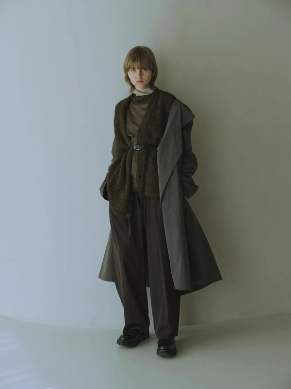 A model in dark-toned, layered mizuiro ind fashion