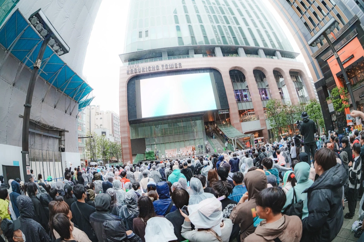 iLiFE! performs in heavy rain at Kabukicho Tower Square