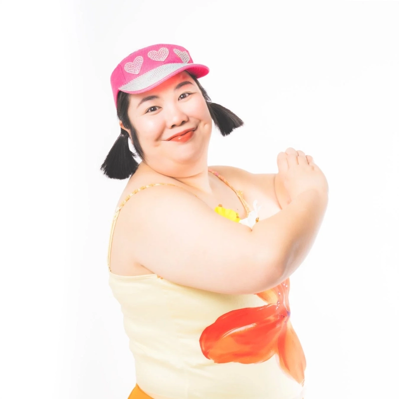 Kumama's cheerful pose