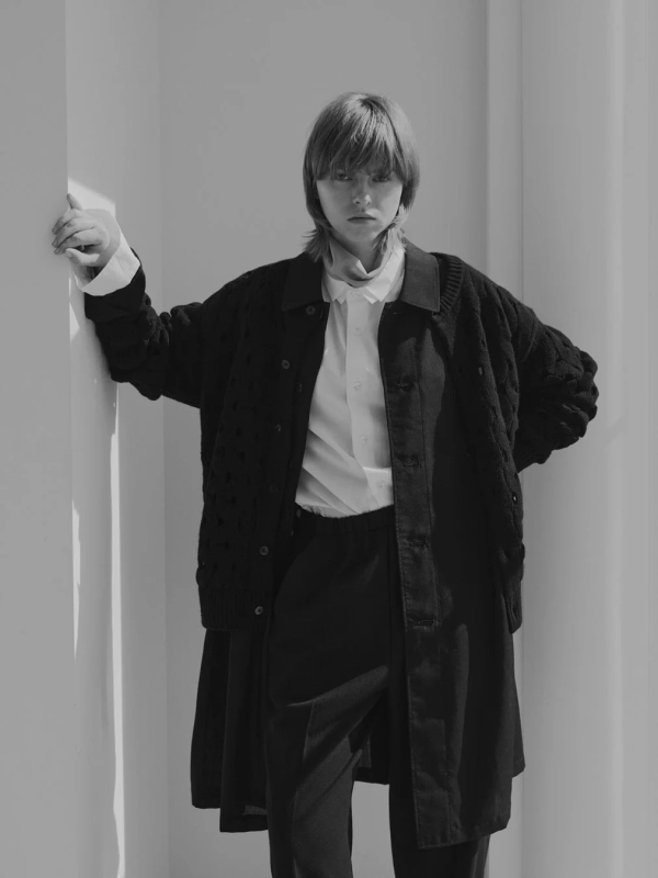 A female model in a monochrome, casual mizuiro ind outfit