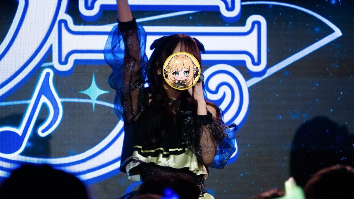 Idol on stage with music notes