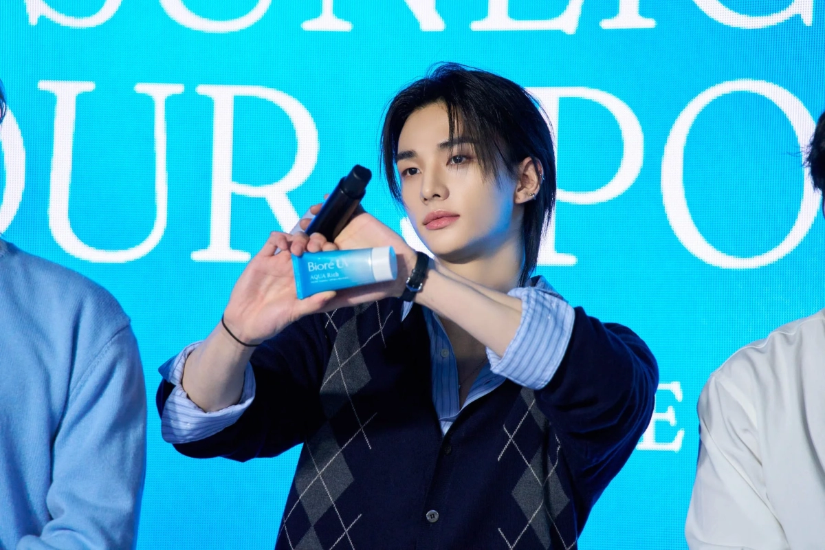 Stray Kids members demonstrating Biore UV with UV camera