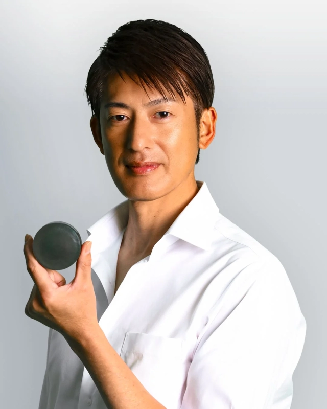 Atsushi Nomi holding a round OBRIGADO product