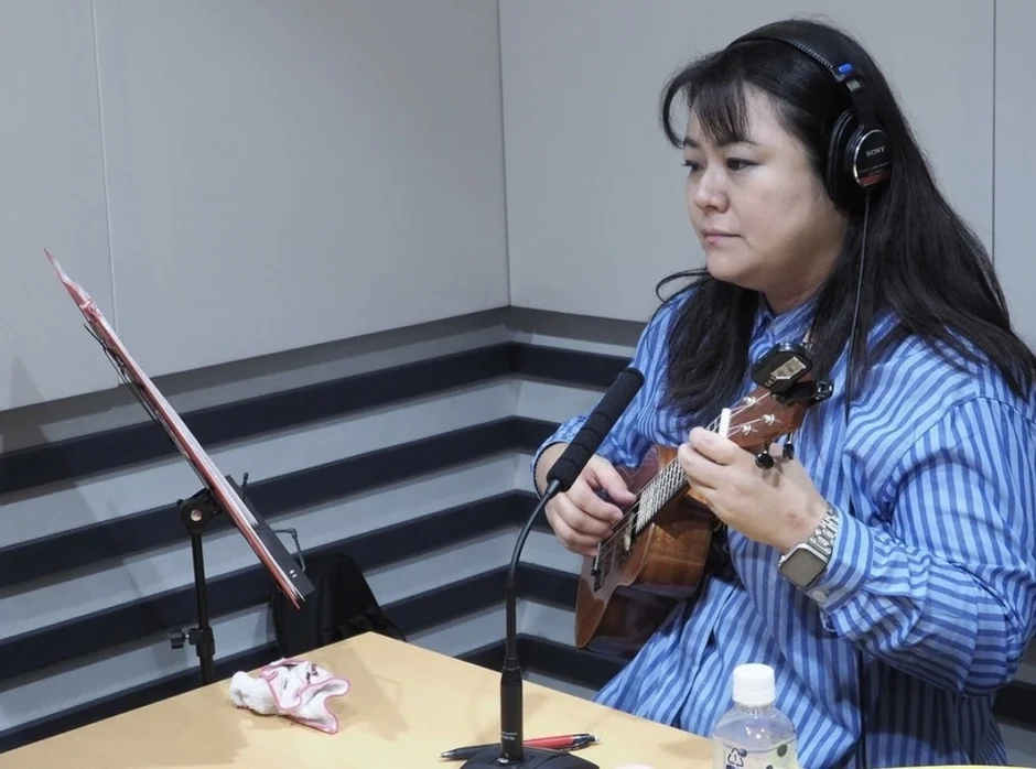 SIZUKU performing with ukulele