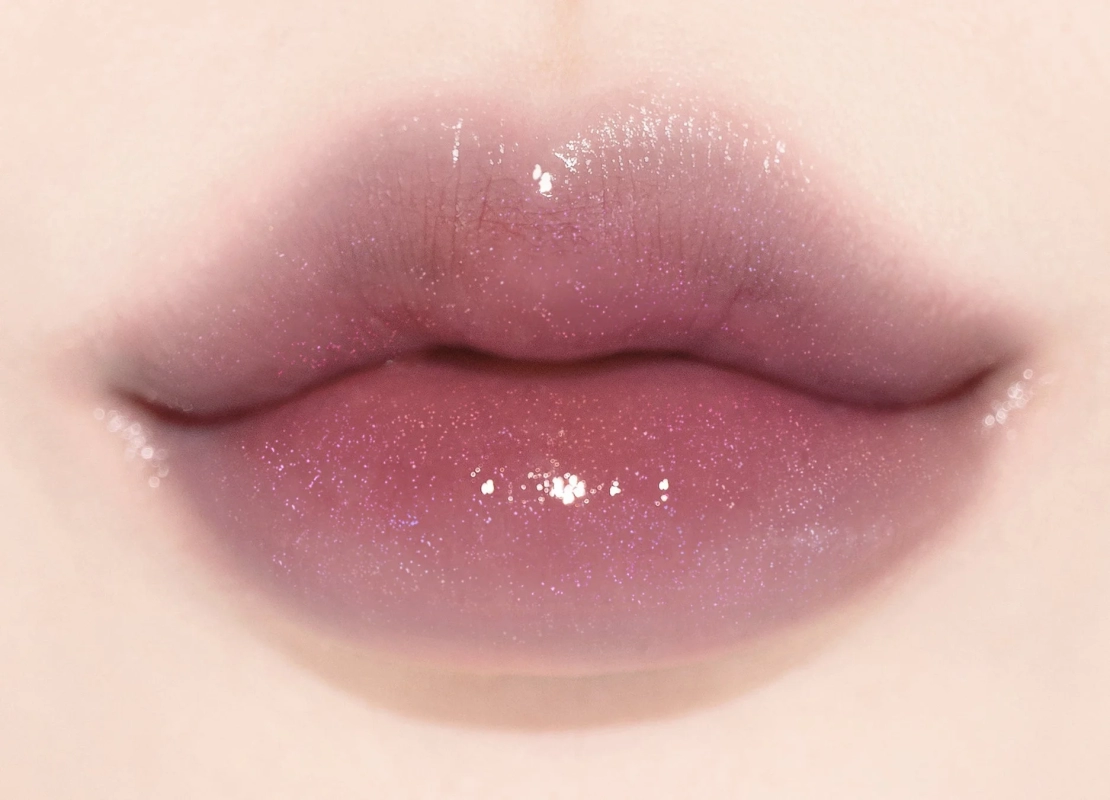 Laka Fruity Glam Tint #P102 Glimmer on lips