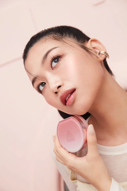 Model holding 3CE compact