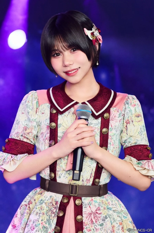 Leader Nagao Rio on stage with a microphone