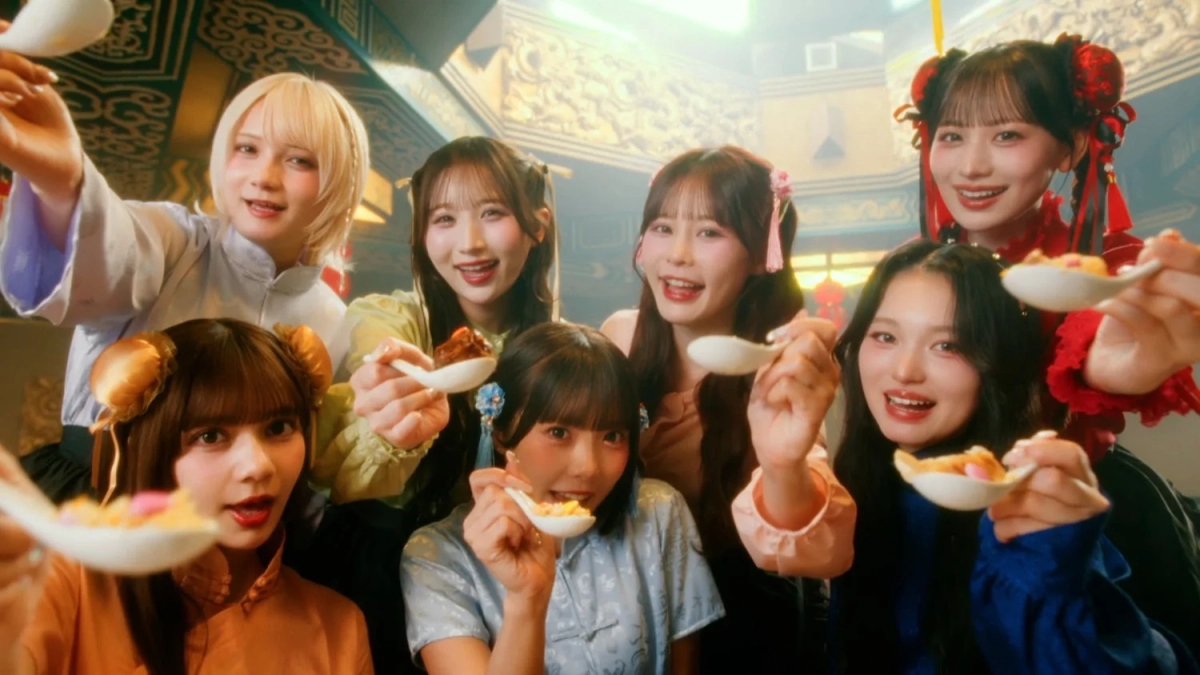 CANDY TUNE members with spoons and food