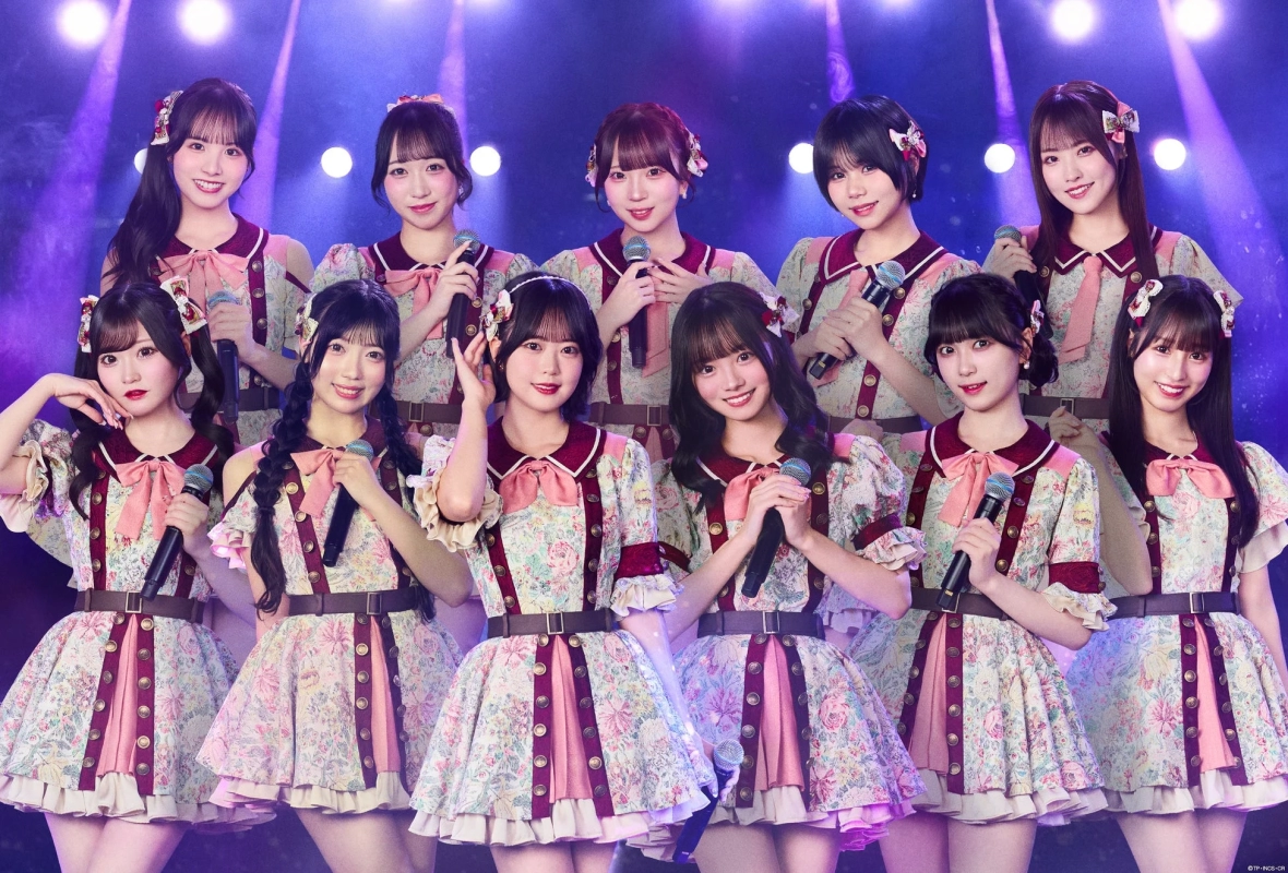 Karen na Ivory group photo on stage