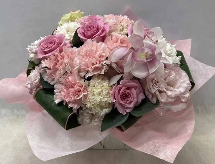 Fresh Flower Arrangement Pink tones