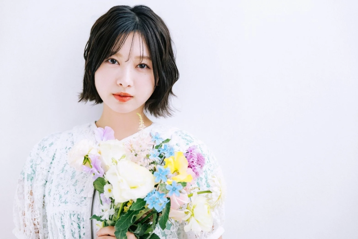 Suzuka Tomita with Flower Bouquet