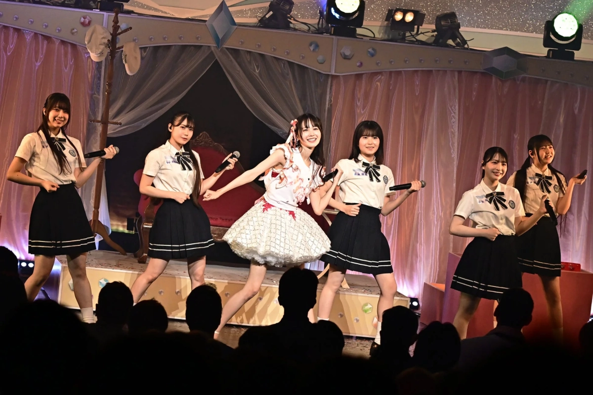 Nakamura Mai with 4th generation trainees on stage