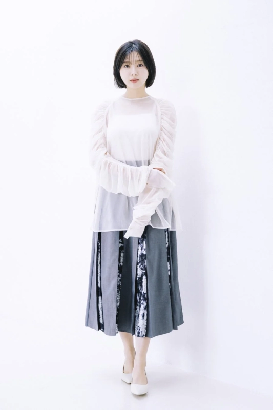 Suzuka Tomita's graceful pose